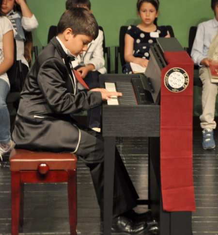 420 Küçük Piyanist Hünerlerini Sergiledi