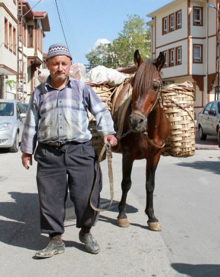 43 yıldır tarlada üretip at sırtında pazarlıyor