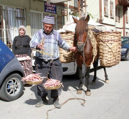 43 yıldır tarlada üretip at sırtında pazarlıyor