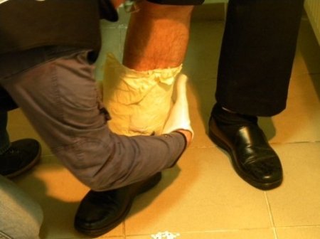 5 bin 550 adet uyuşturucu hapı bacağına sardı