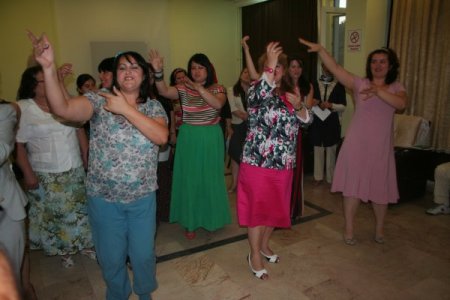 5 Dilde Şarkı Söyleyerek Kursu Bitirdiler