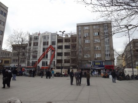 5 katlı bina, 5 satte yıkıldı