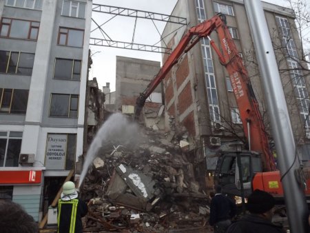 5 katlı bina, 5 satte yıkıldı