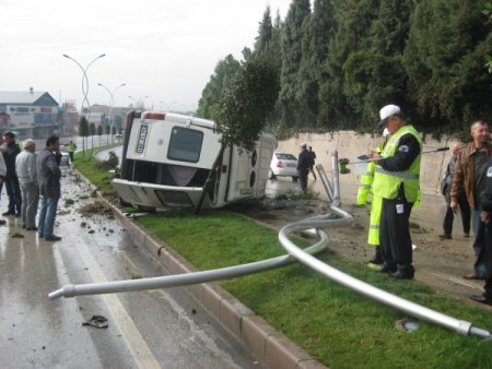 5 kişinin yaralandığı çifte kazada ortalık savaş alanına döndü