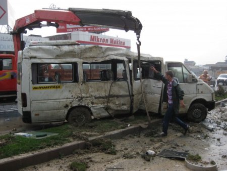 5 kişinin yaralandığı çifte kazada ortalık savaş alanına döndü