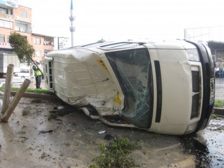 5 kişinin yaralandığı çifte kazada ortalık savaş alanına döndü