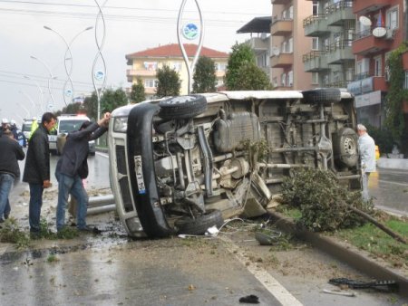5 kişinin yaralandığı çifte kazada ortalık savaş alanına döndü