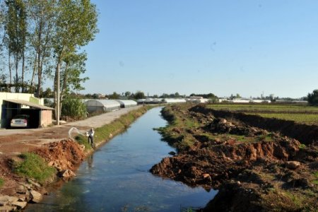 5 metrelik yolu genişletmek için DSİ su kanalının yeri değiştiriliyor