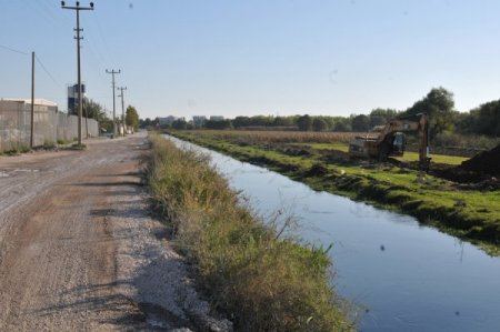 5 metrelik yolu genişletmek için DSİ su kanalının yeri değiştiriliyor