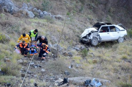 50 metreden şarampole devrilen sürücü, babasını arayarak kurtuldu