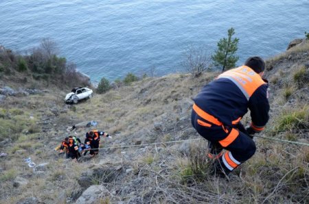 50 metreden şarampole devrilen sürücü, babasını arayarak kurtuldu