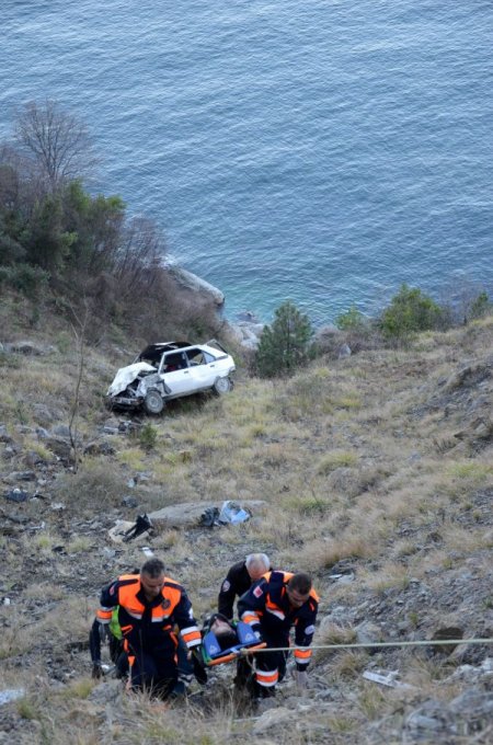 50 metreden şarampole devrilen sürücü, babasını arayarak kurtuldu