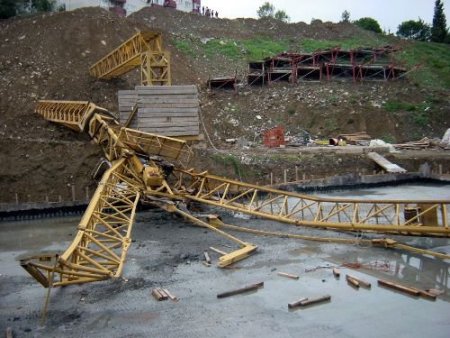 50 Metrelik İnşaat Vinci İşçinin Üzerine Devrildi