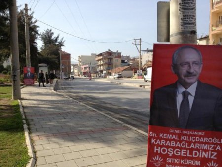 50 metrelik sokağa 10 tane 'Hoşgeldin Kılıçdaroğlu' afişi asıldı