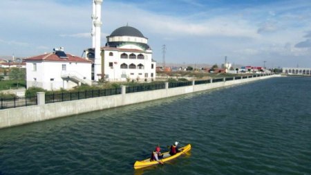 50 milyon liralık yatırımla ıslah edilen Akarçay, su sporlarına açılıyor