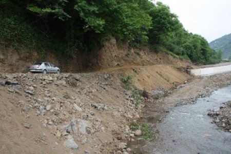 50 yıllık yol sorunu istinat duvarının yapılması ile sona erdi