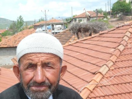 51 yıldır evinin çatısında leylekleri misafir ediyor