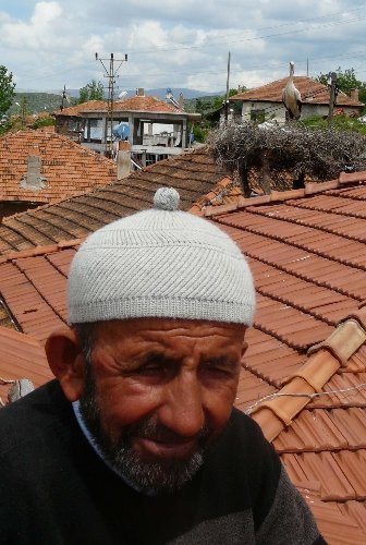 51 yıldır evinin çatısında leylekleri misafir ediyor
