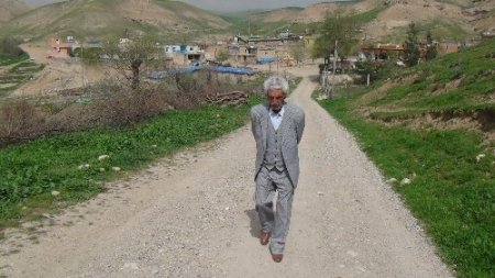 53 yıllık muhtar bu yıl da köyün yolunu asfaltlattıramazsa istifa edecek