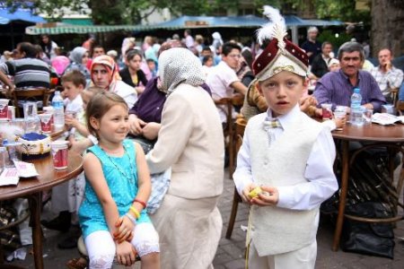 55 Çocuk Esnafın Desteği İle Erkekliğe İlk Adamı Attı