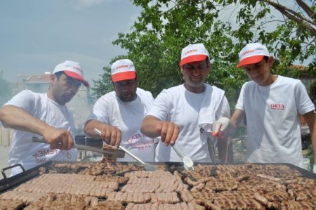 6 Bin Nüfuslu İlçedeki Mevlit'te 12 Bin Kişiye Köfte İkram Edildi