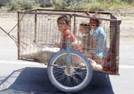 6 Kişilik Ailenin Motorla Tehlikeli Yolcuğu