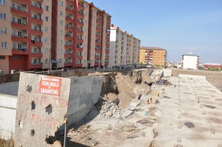 6 yıldır çivi çakılmayan AVM inşaatının temeli çöktü, çevre sakinleri tedirgin