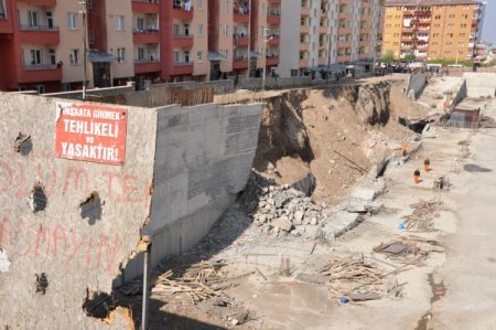 6 yıldır çivi çakılmayan AVM inşaatının temeli çöktü, çevre sakinleri tedirgin