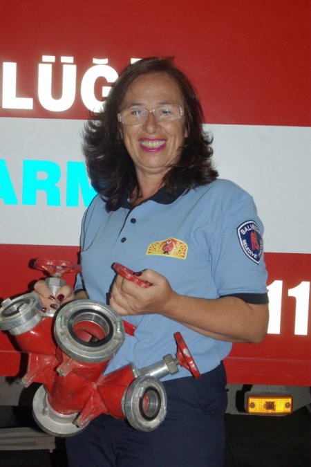 60 yaşındaki torun sahibi kadın gönüllü itfaiyeci oldu