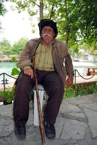60 Yıldır Babasının Başına Bağladığı Poşuyla Dolaşıyor