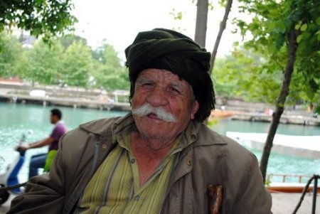 60 Yıldır Babasının Başına Bağladığı Poşuyla Dolaşıyor