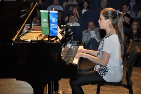 600 küçük piyanist hünerlerini sergiliyor