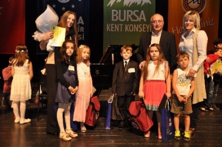 600 küçük piyanist hünerlerini sergiliyor