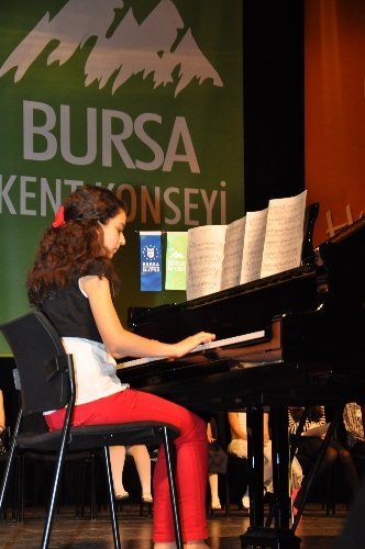 600 küçük piyanist hünerlerini sergiliyor