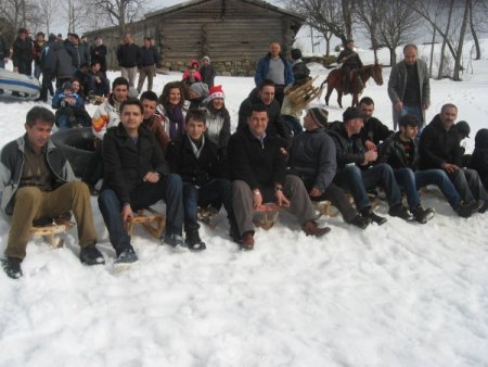 600 yıllık geleneksel tahta kızak yarışları nefes kesti
