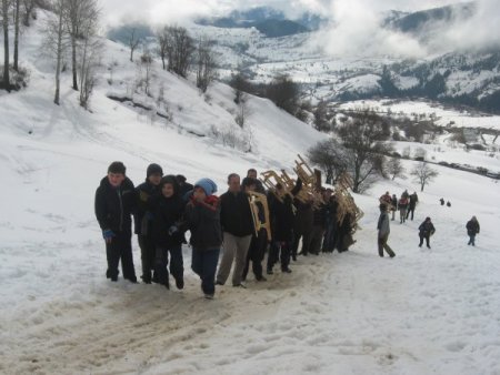 600 yıllık geleneksel tahta kızak yarışları nefes kesti