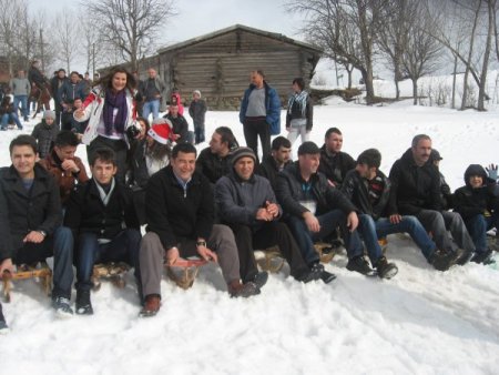 600 yıllık geleneksel tahta kızak yarışları nefes kesti