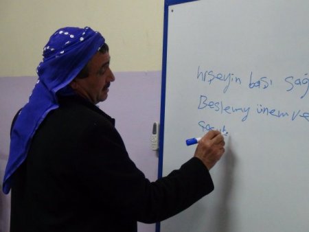 63’ünde oğlu ile aynı sırada okuma yazma öğreniyor