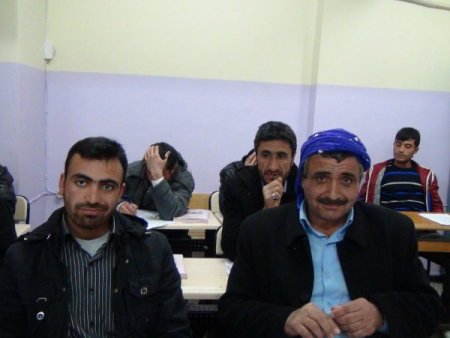 63’ünde oğlu ile aynı sırada okuma yazma öğreniyor