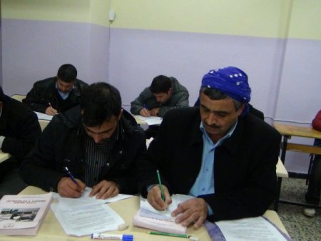 63’ünde oğlu ile aynı sırada okuma yazma öğreniyor