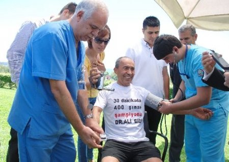 64 yaşındaki iş adamı yarım saatte 400 şınav çekti 50 öğrenciye burs kazandırdı