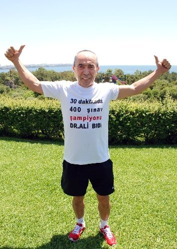 64 yaşındaki iş adamı yarım saatte 400 şınav çekti 50 öğrenciye burs kazandırdı