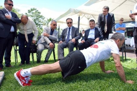 64 yaşındaki iş adamı yarım saatte 400 şınav çekti 50 öğrenciye burs kazandırdı