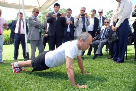 64 yaşındaki iş adamı yarım saatte 400 şınav çekti 50 öğrenciye burs kazandırdı