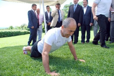 64 yaşındaki iş adamı yarım saatte 400 şınav çekti 50 öğrenciye burs kazandırdı