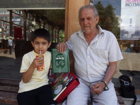 65 Yaşında, Torunuyla Birlikte Kur'an Öğreniyor