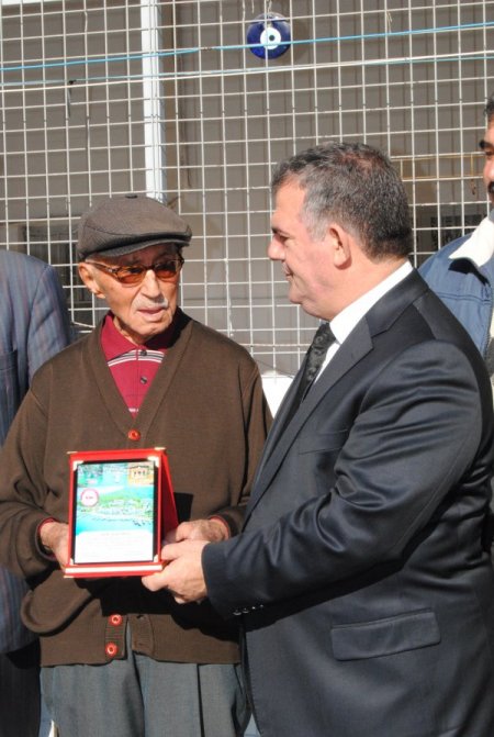 66 yıl aralıksız görev yaptı, yılın muhtarı seçildi