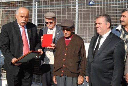 66 yıl aralıksız görev yaptı, yılın muhtarı seçildi