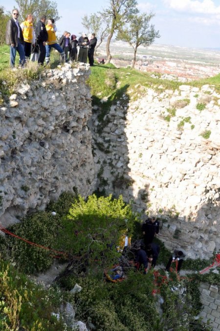 7 Aylık Hamile Kadın Surlardan Düştü