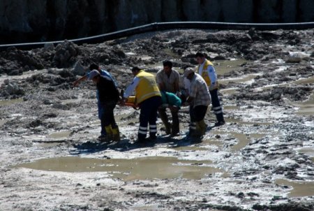 7 Metre Yükseklikten Arkadaşının Üzerine Düştü